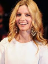 Annabelle Wallis